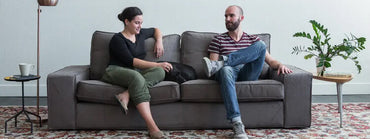 狭いリビングルームに最適なソファの色は何ですか?